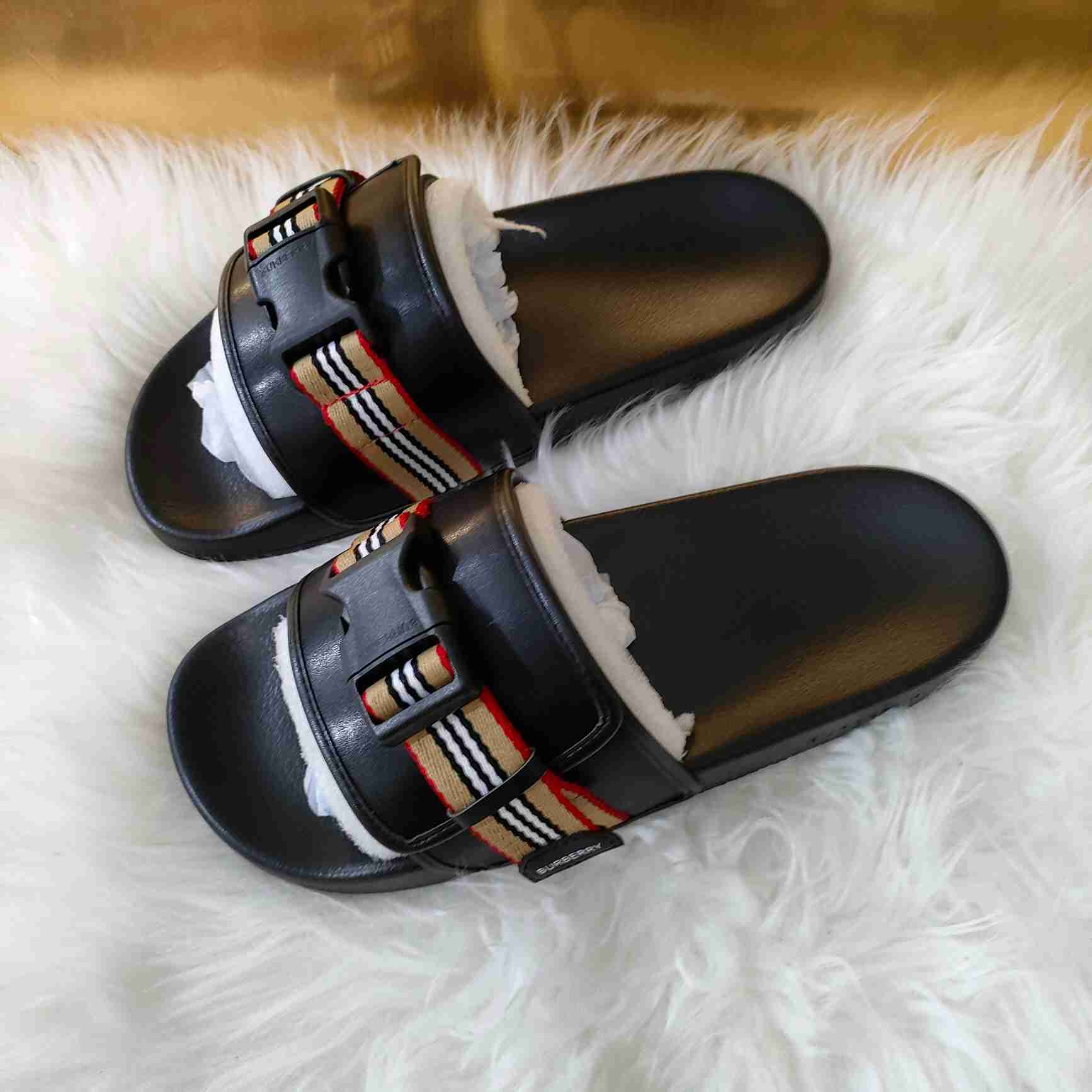 Burberry-Slipper mit Icon-Streifen und Schnalle - EUR FASHION