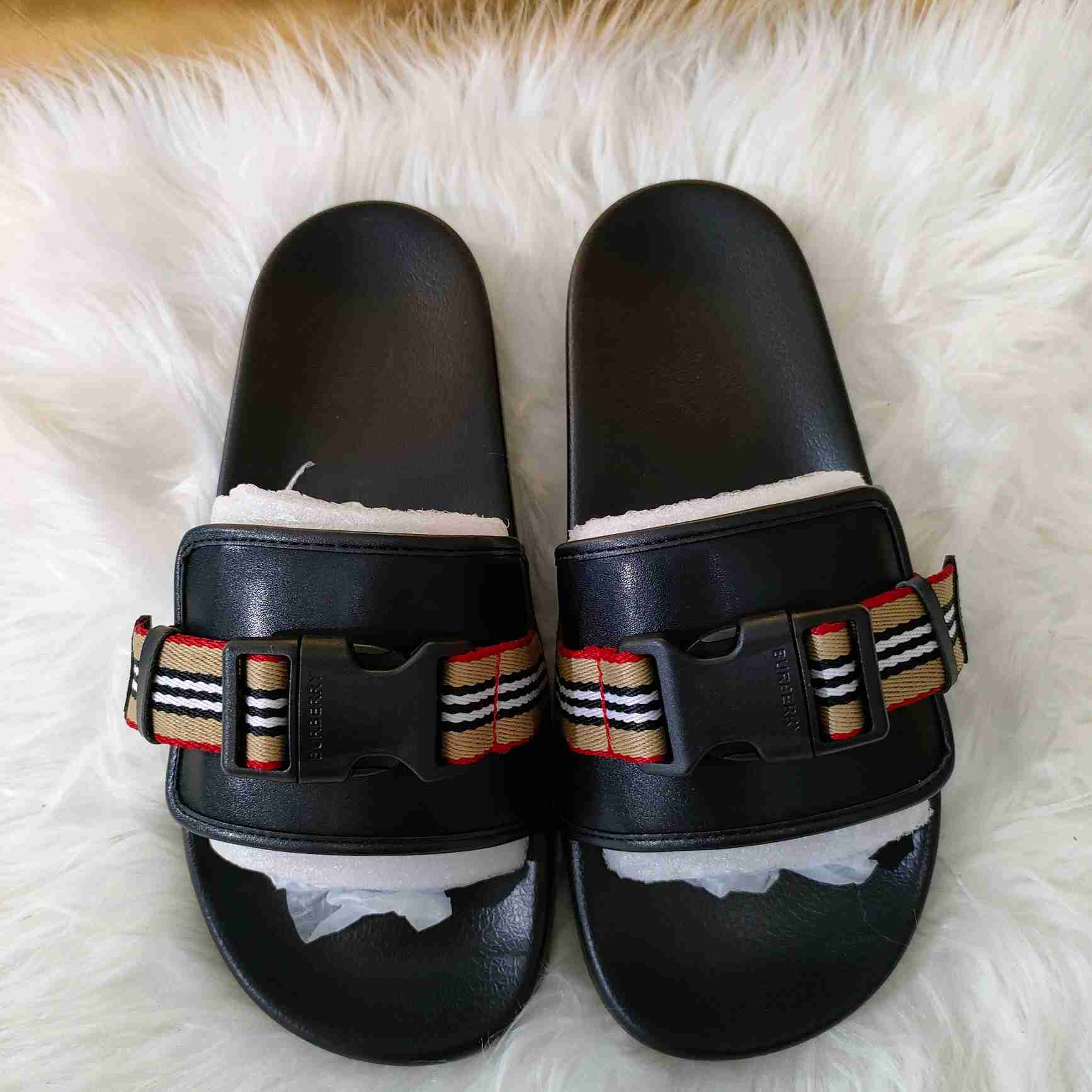Burberry-Slipper mit Icon-Streifen und Schnalle - EUR FASHION