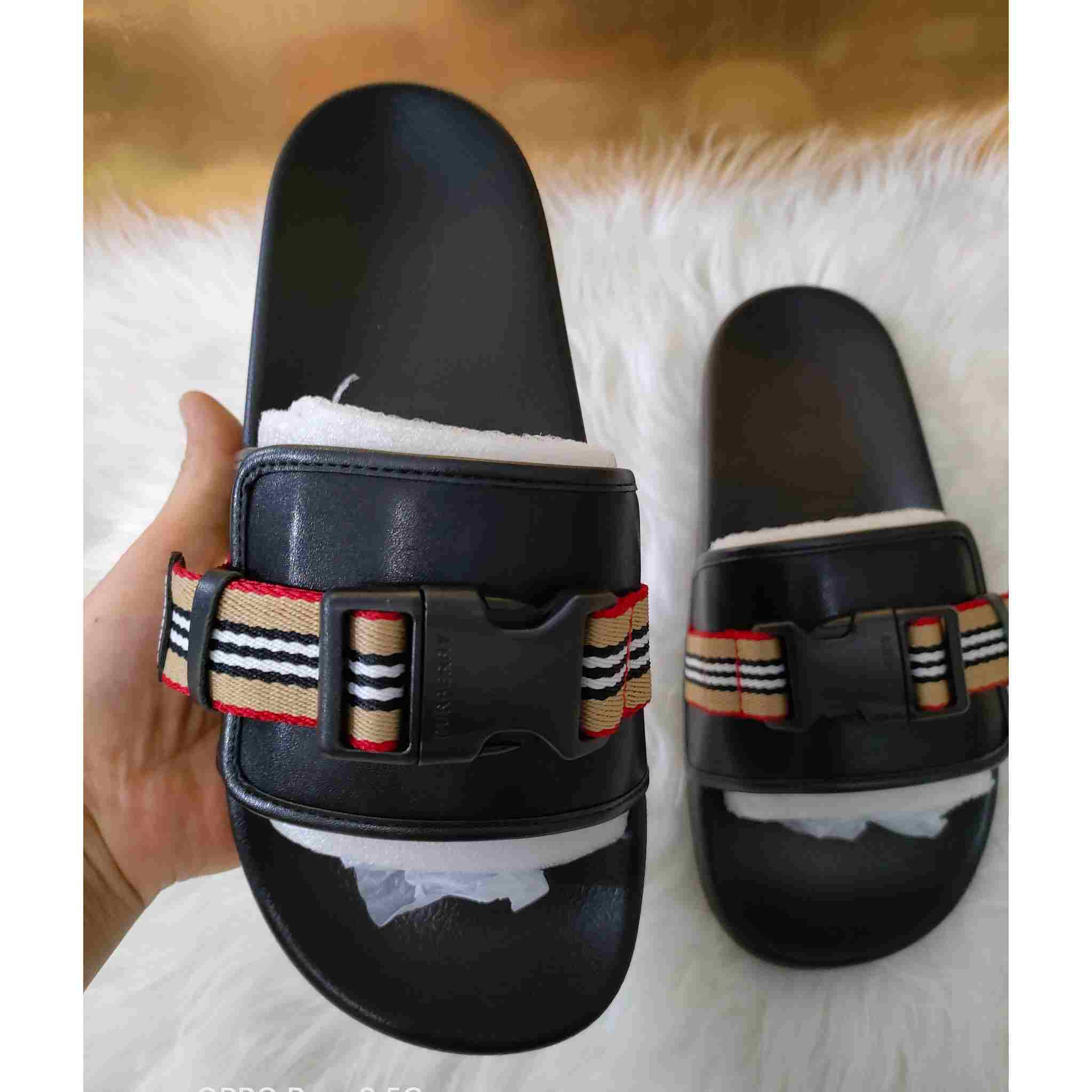 Burberry-Slipper mit Icon-Streifen und Schnalle - EUR FASHION