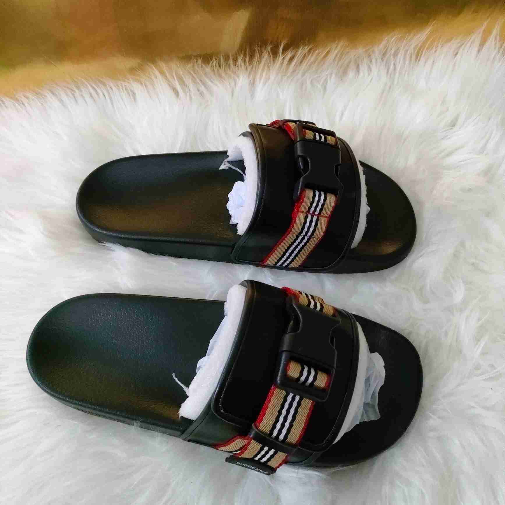 Burberry-Slipper mit Icon-Streifen und Schnalle - EUR FASHION