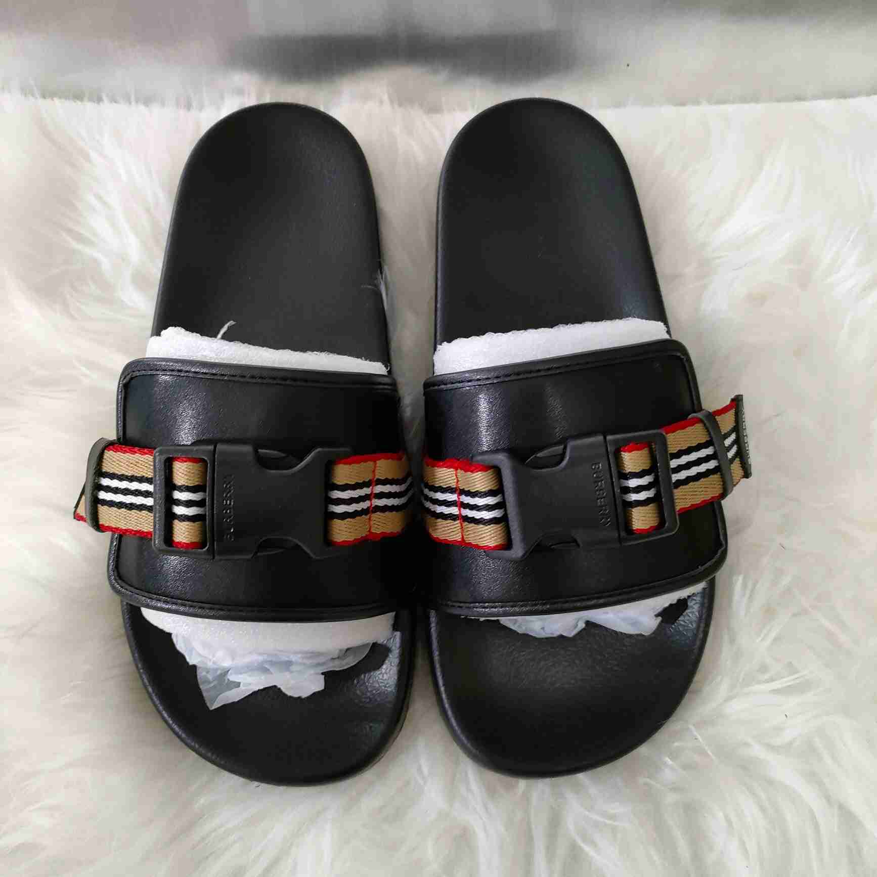 Burberry-Slipper mit Icon-Streifen und Schnalle - EUR FASHION