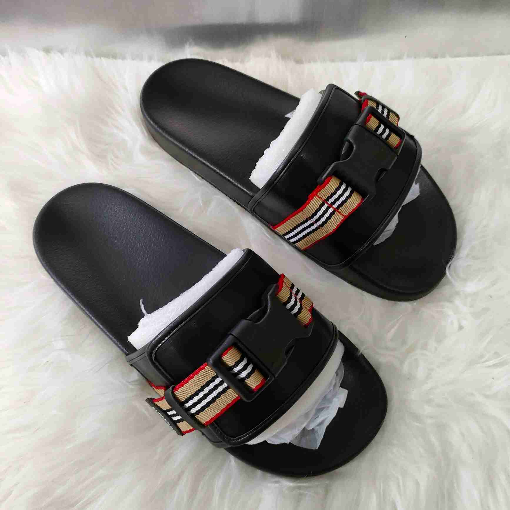 Burberry-Slipper mit Icon-Streifen und Schnalle - EUR FASHION