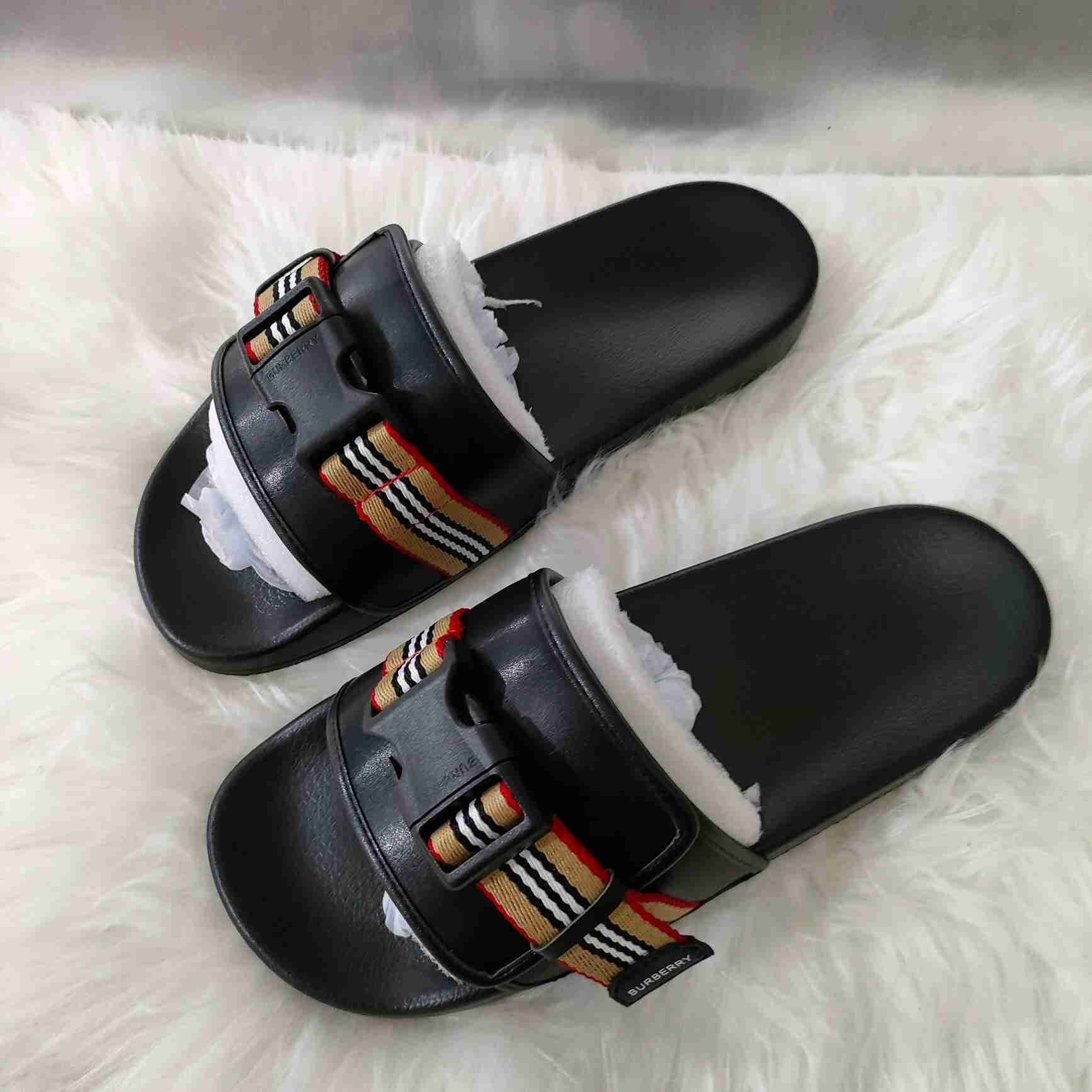 Burberry-Slipper mit Icon-Streifen und Schnalle - EUR FASHION