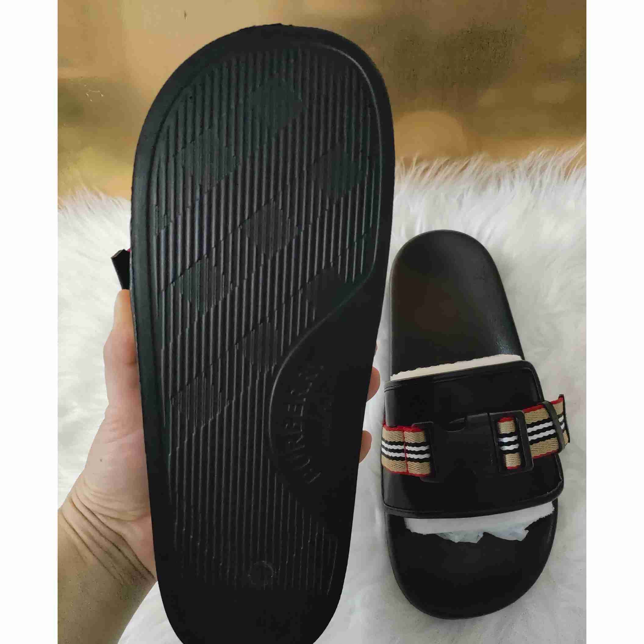 Burberry-Slipper mit Icon-Streifen und Schnalle - EUR FASHION
