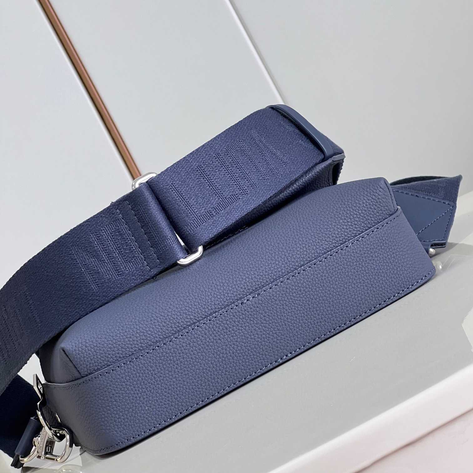 Louis Vuitton Fastline Messenger (23,5 x 18 x 7 cm) M22611 - EUR FASHION