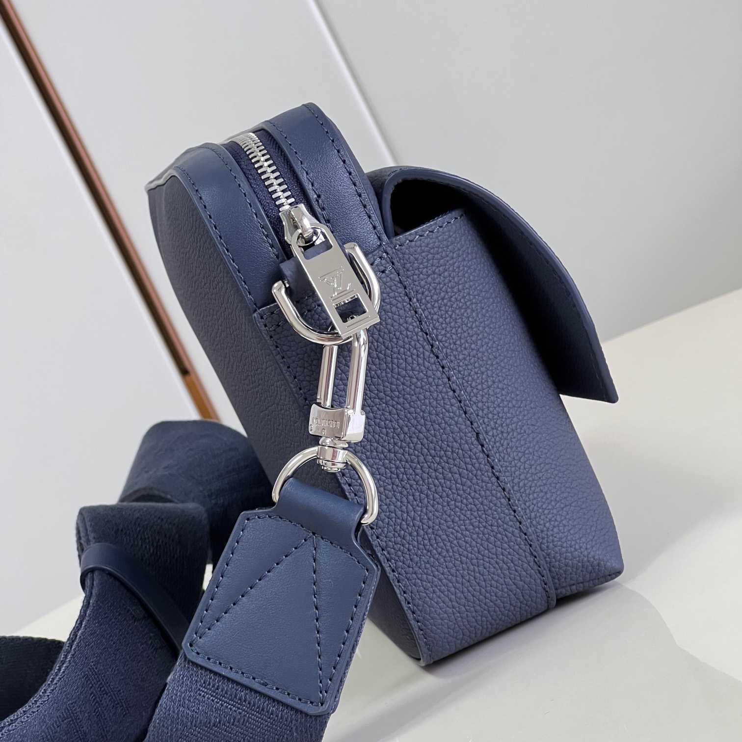 Louis Vuitton Fastline Messenger (23,5 x 18 x 7 cm) M22611 - EUR FASHION