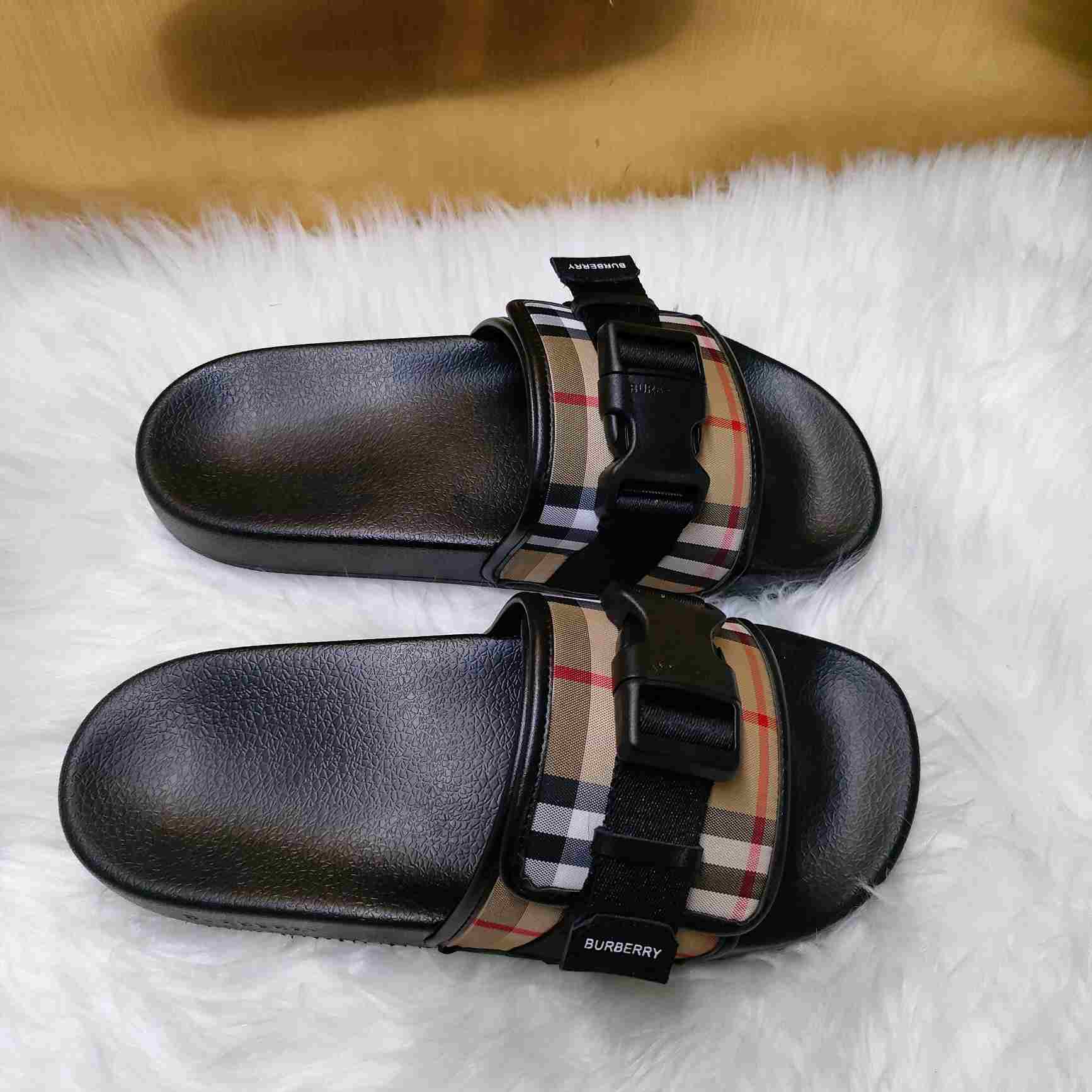 Burberry-Slides mit Vintage-Check und Schnallenriemen - EUR FASHION