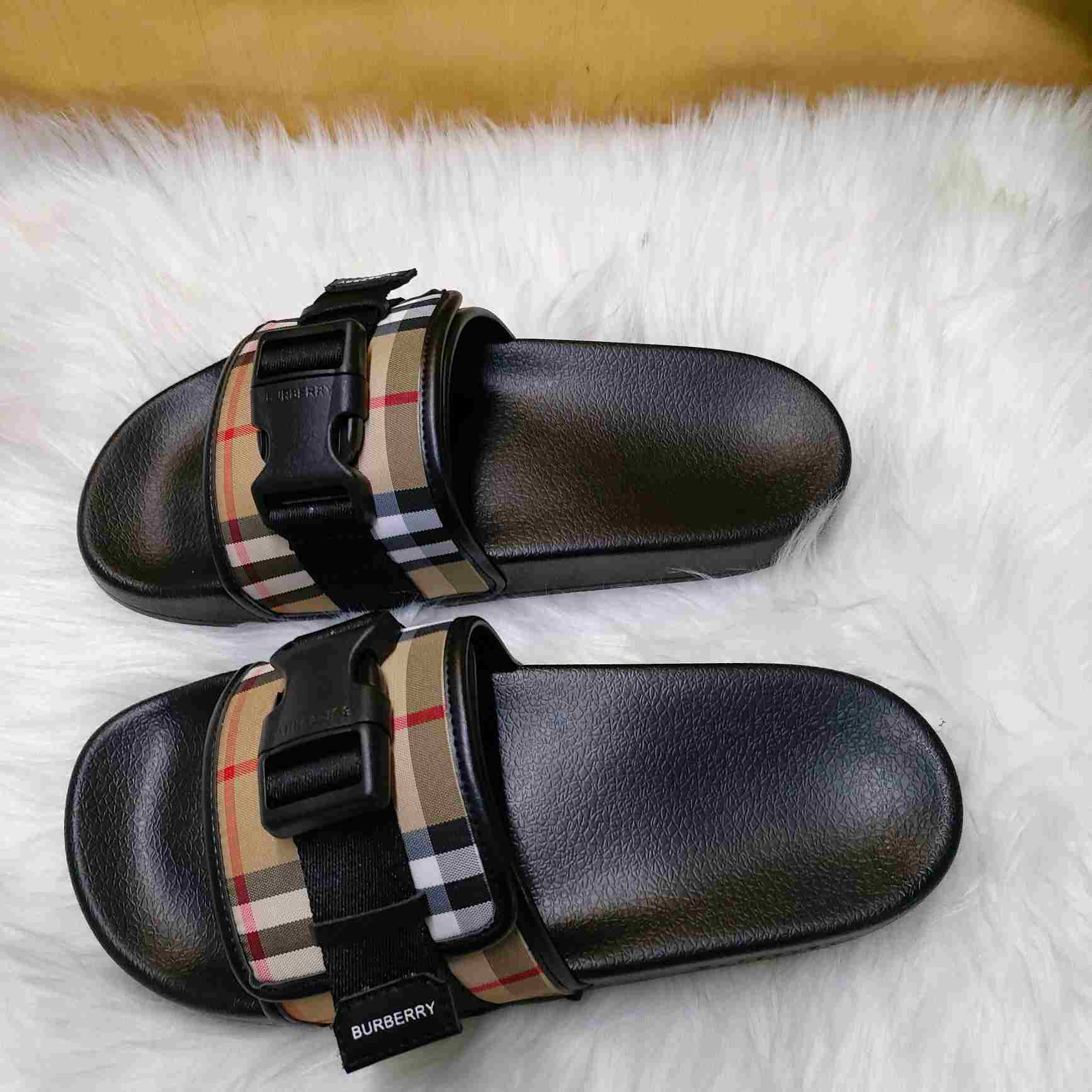 Burberry-Slides mit Vintage-Check und Schnallenriemen - EUR FASHION