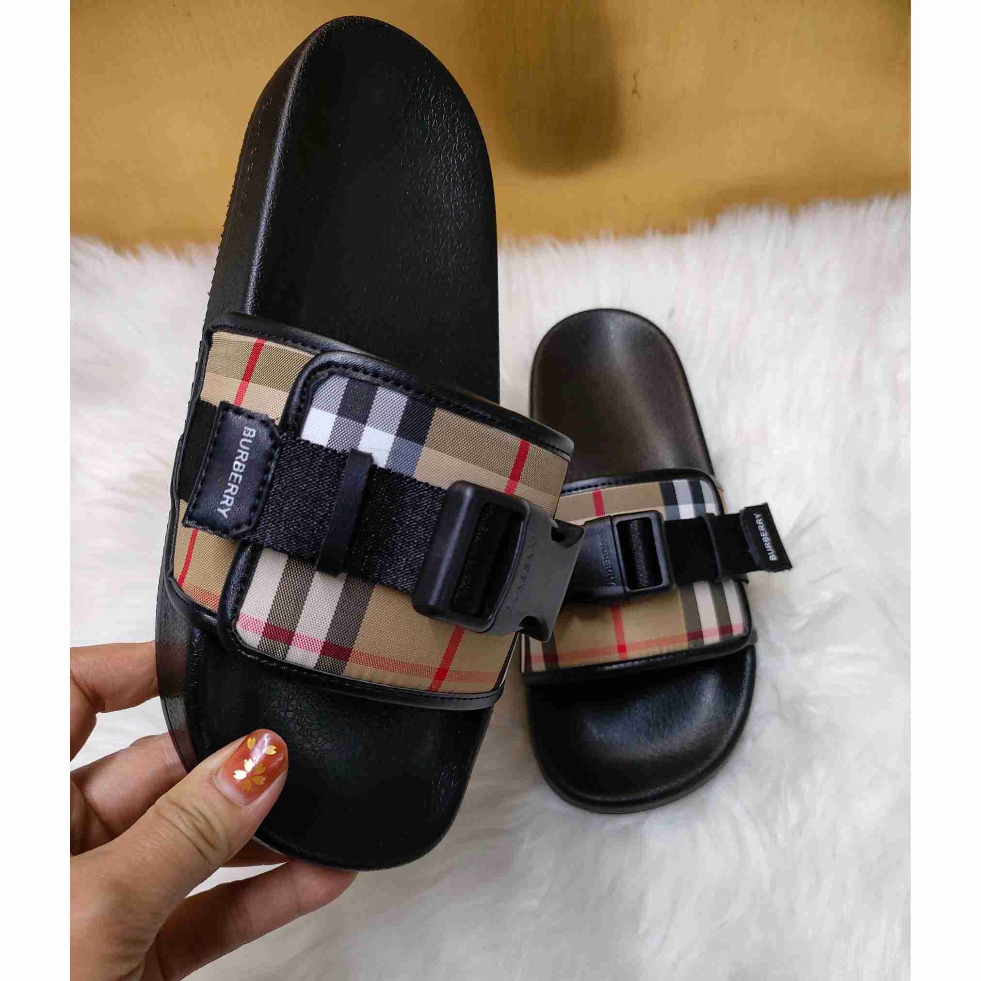 Burberry-Slides mit Vintage-Check und Schnallenriemen - EUR FASHION