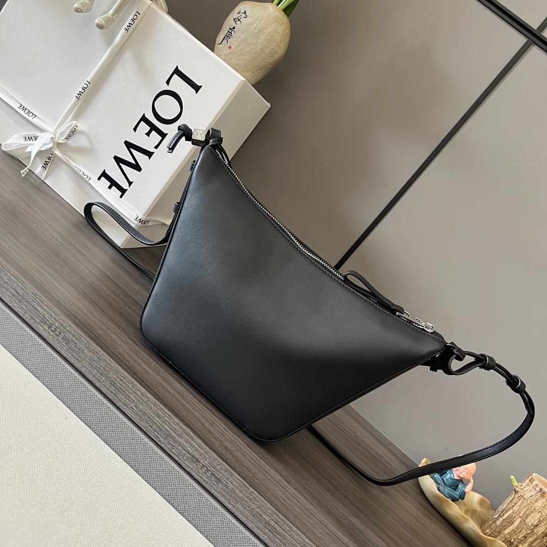 Loewe Mini Hammock Hobo Bag aus klassischem Kalbsleder - EUR FASHION