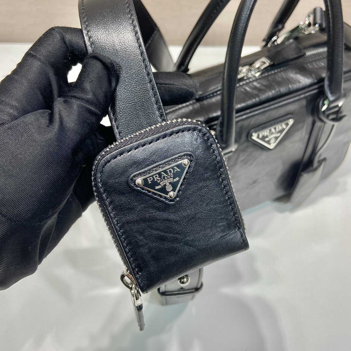 Prada Mittelgroße Tasche aus antikem Nappaleder mit Henkel - EUR FASHION