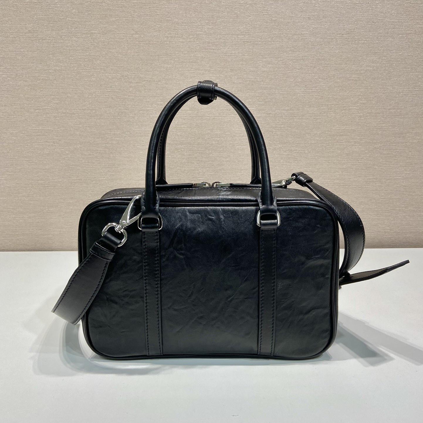 Prada Mittelgroße Tasche aus antikem Nappaleder mit Henkel - EUR FASHION