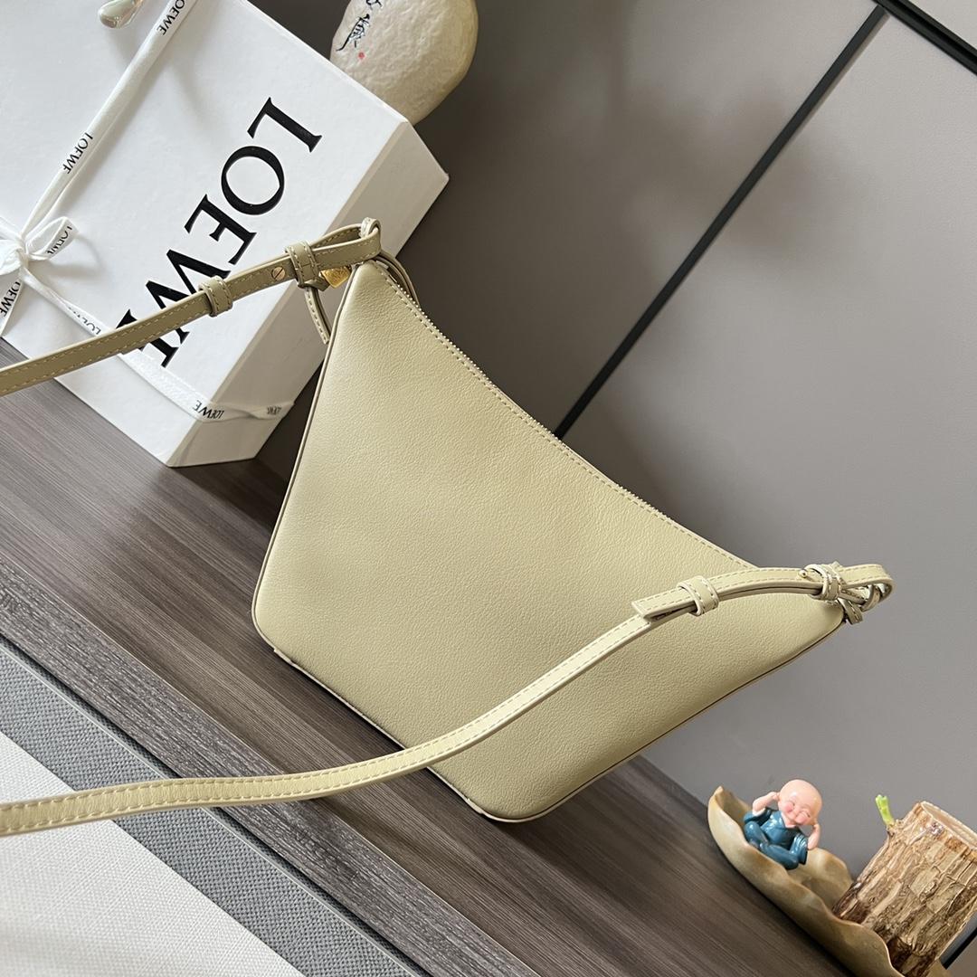 Loewe Mini Hammock Hobo Bag aus klassischem Kalbsleder - EUR FASHION