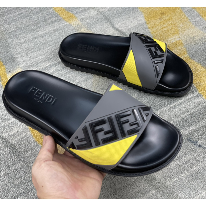 Mehrfarbige Gummi-Slides von Fendi - EUR FASHION