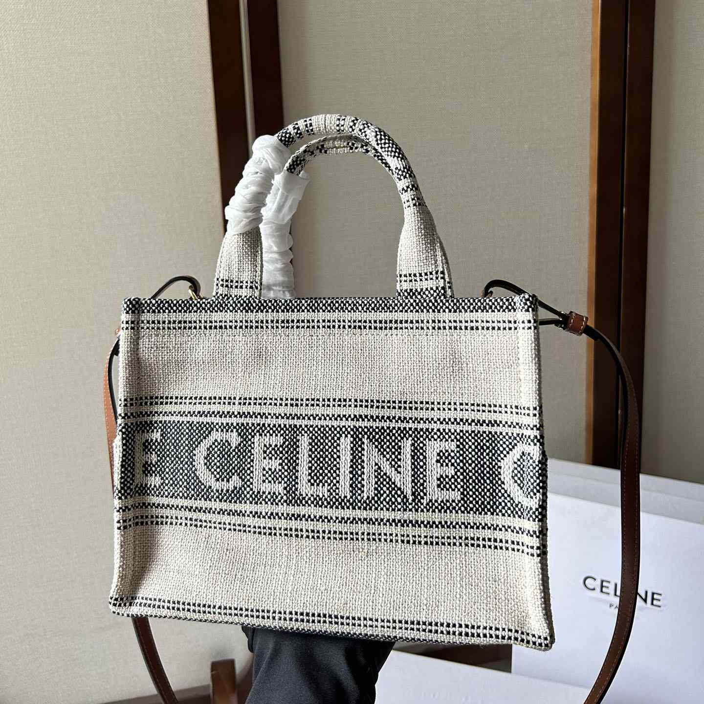 Kleine Celine Cabas Thais aus gestreiftem Textil mit Celine-Jacquard in Weiß / Schwarz - EUR FASHION