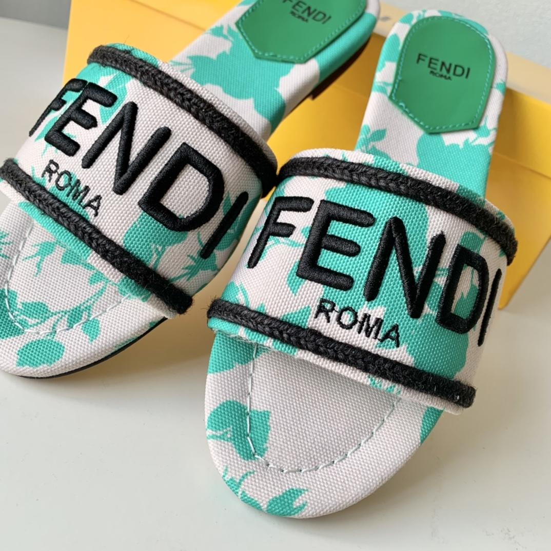 Fendi Signature grüne Canvas-Slides - EUR FASHION