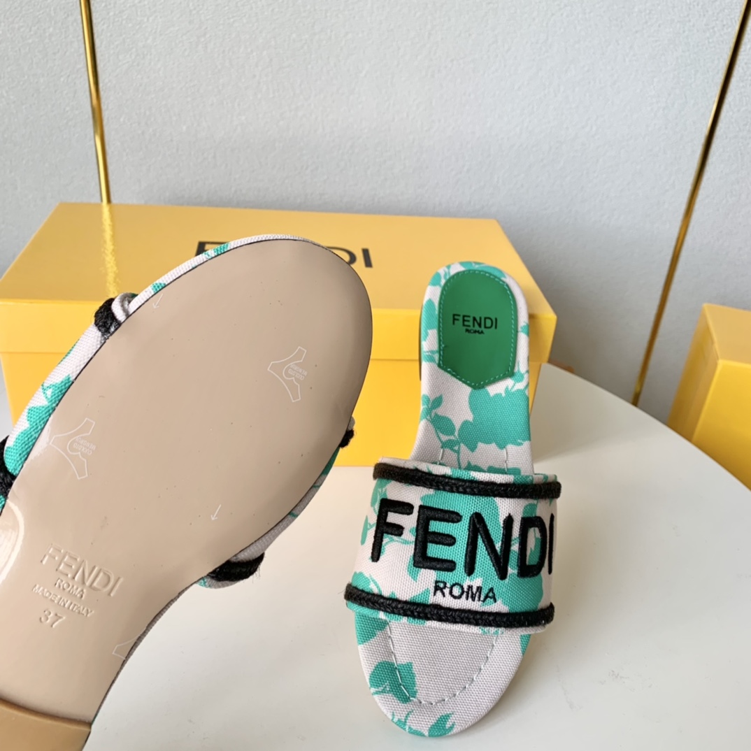 Fendi Signature grüne Canvas-Slides - EUR FASHION