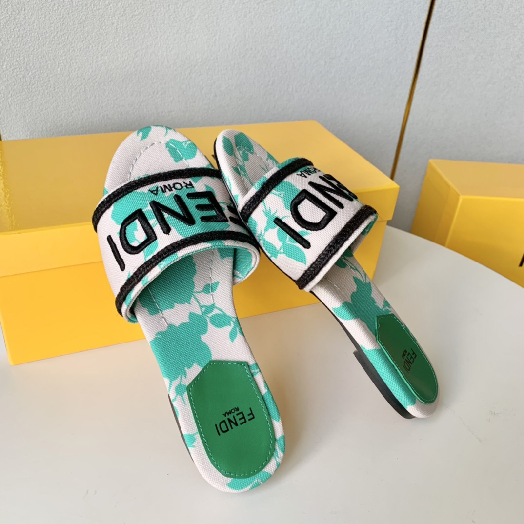 Fendi Signature grüne Canvas-Slides - EUR FASHION