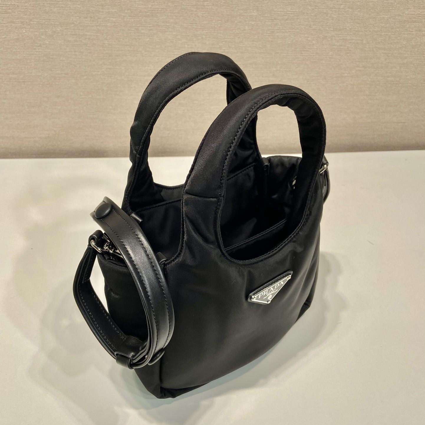 Prada Minitasche aus weich gepolstertem Re-Nylon - EUR FASHION