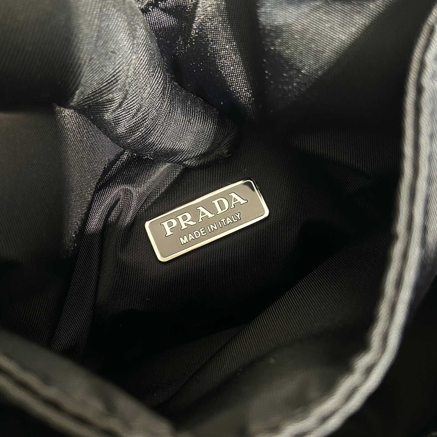 Prada Minitasche aus weich gepolstertem Re-Nylon - EUR FASHION