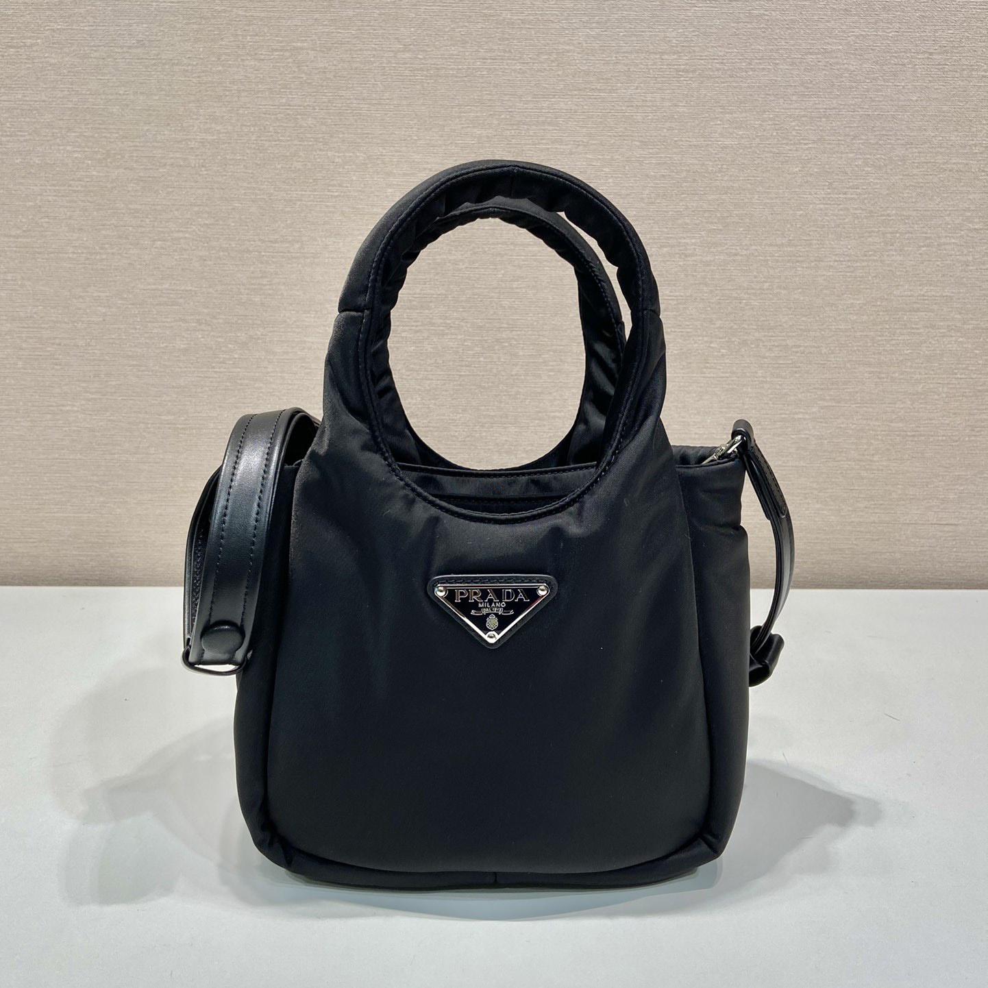 Prada Minitasche aus weich gepolstertem Re-Nylon - EUR FASHION