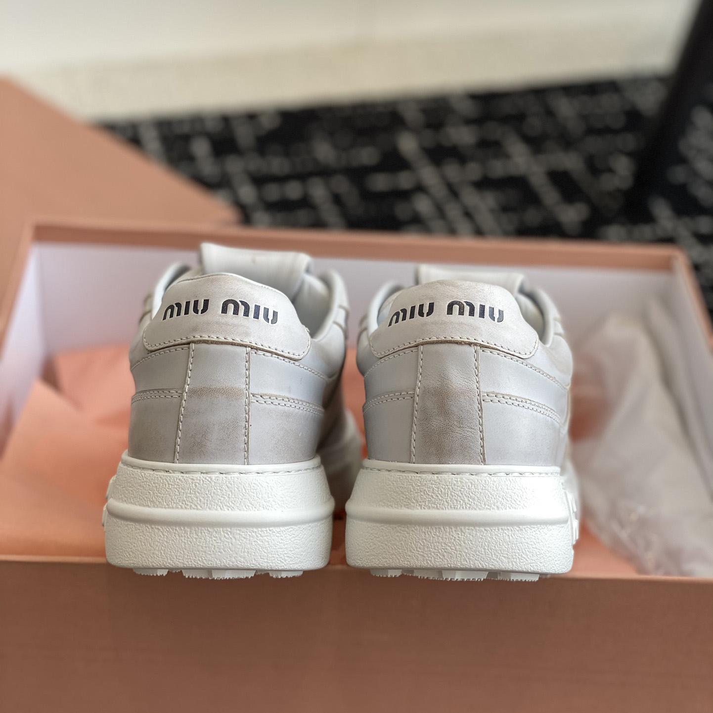 Miu Miu Sneakers aus gebleichtem Leder - EUR FASHION