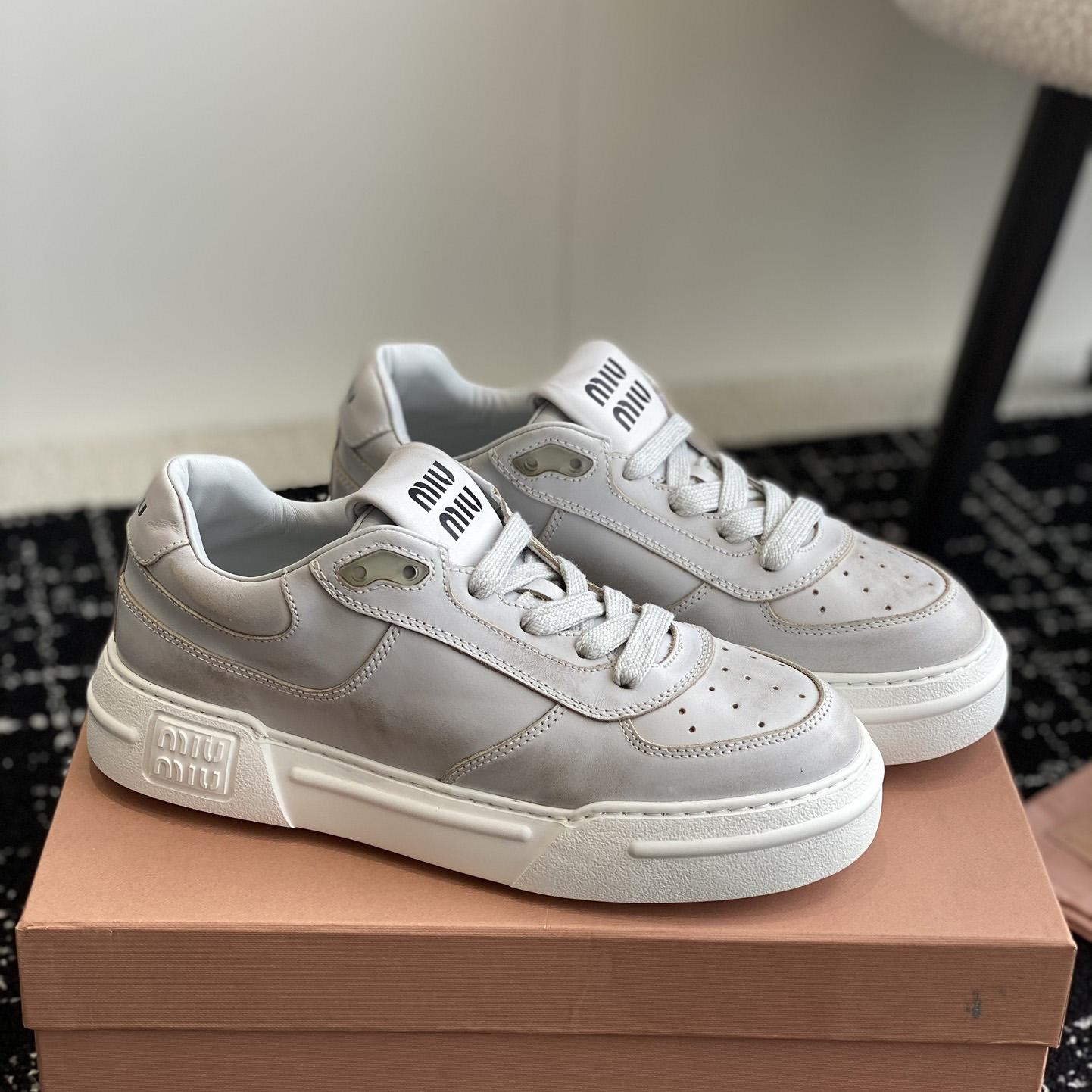 Miu Miu Sneakers aus gebleichtem Leder - EUR FASHION