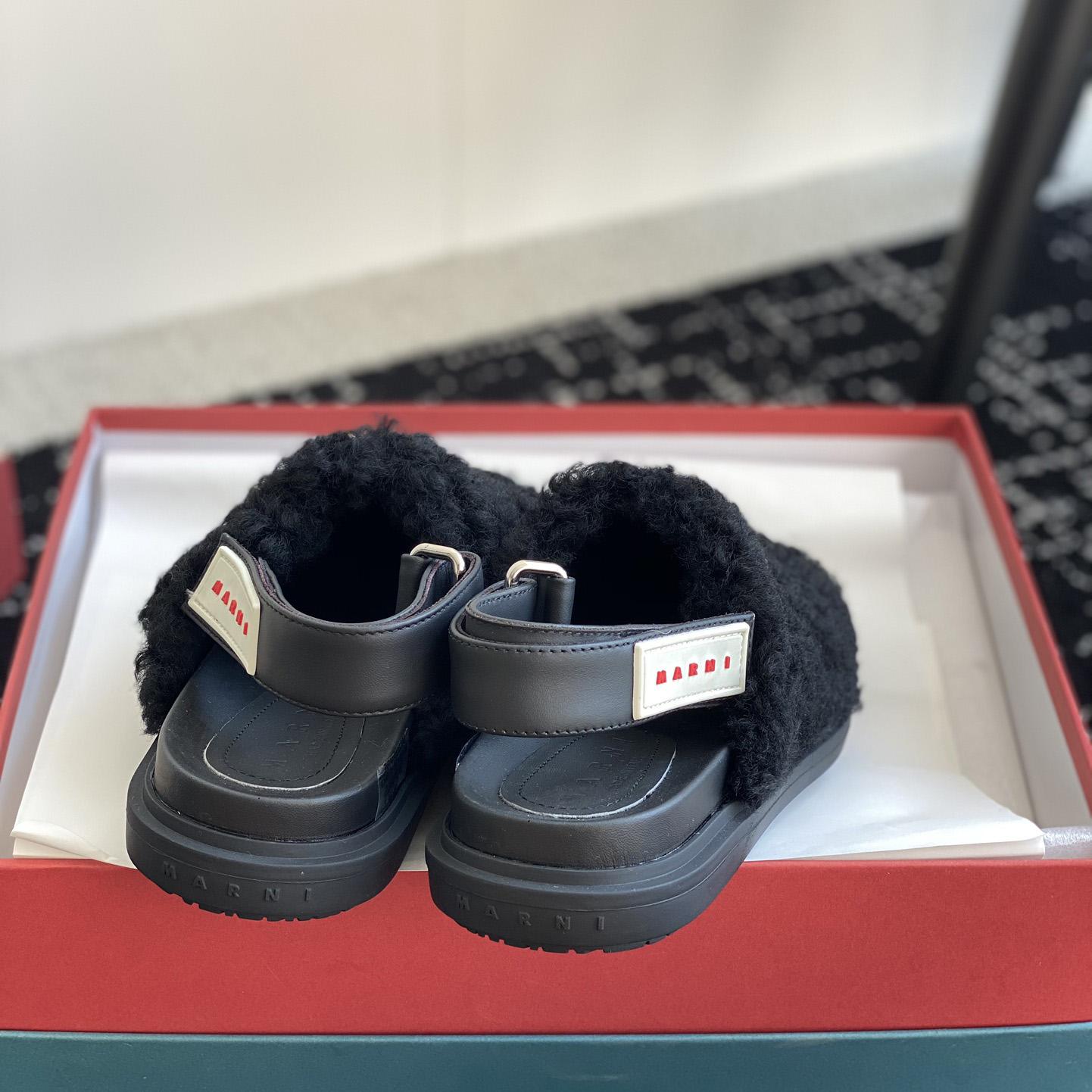 Sabot aus schwarzem Lammfell von Marni - EUR FASHION