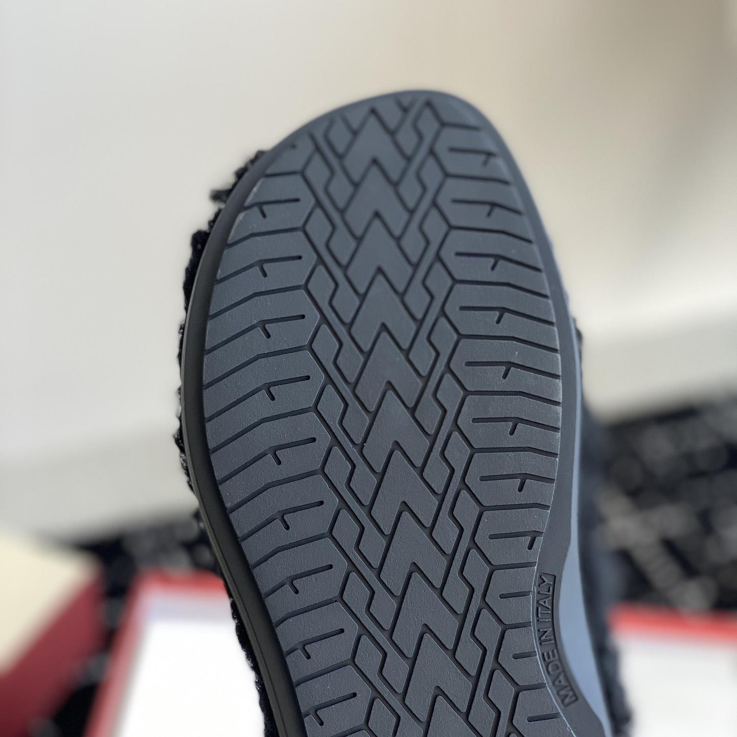 Sabot aus schwarzem Lammfell von Marni - EUR FASHION