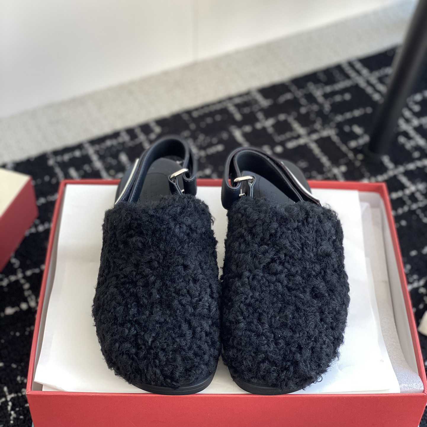 Sabot aus schwarzem Lammfell von Marni - EUR FASHION