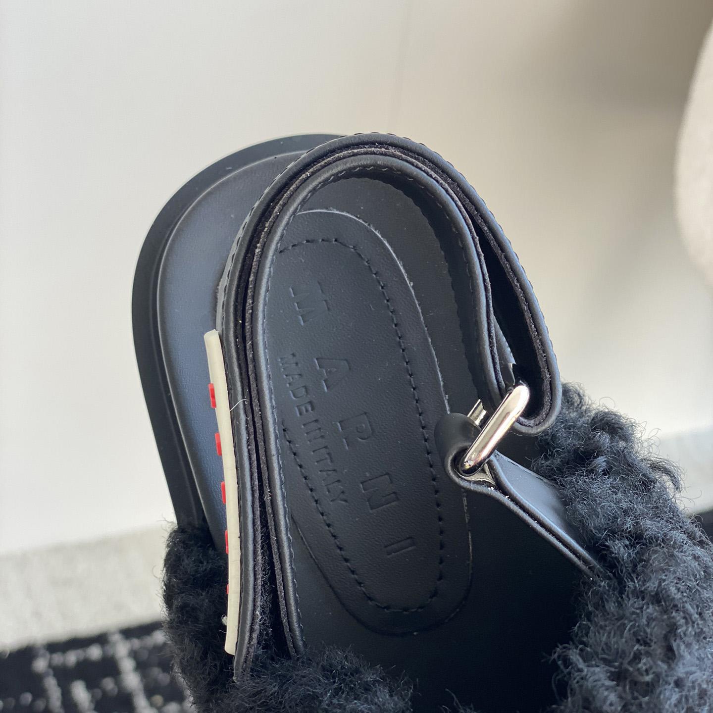 Sabot aus schwarzem Lammfell von Marni - EUR FASHION