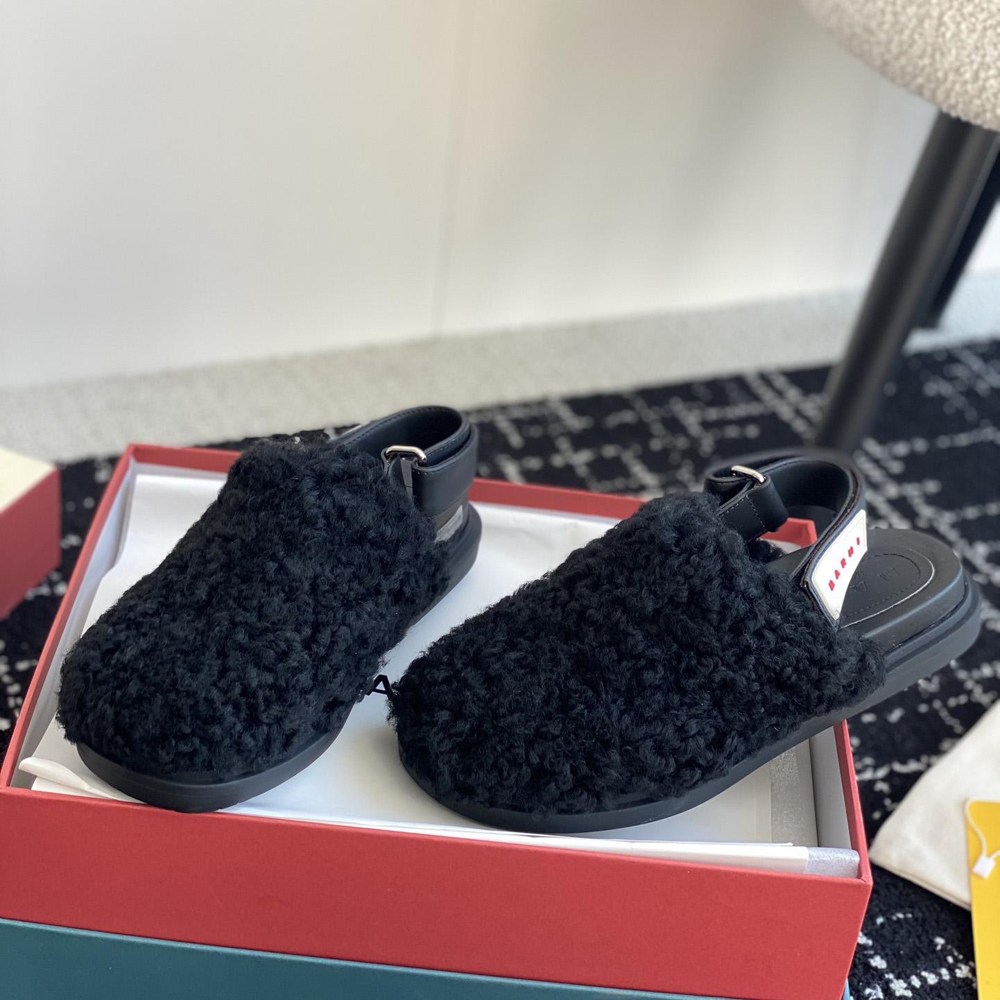 Sabot aus schwarzem Lammfell von Marni - EUR FASHION