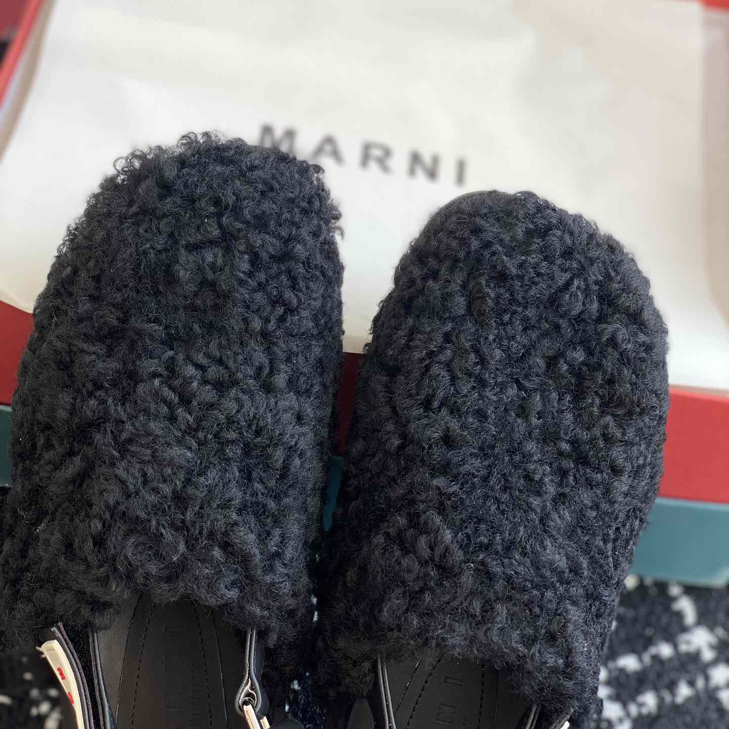 Sabot aus schwarzem Lammfell von Marni - EUR FASHION