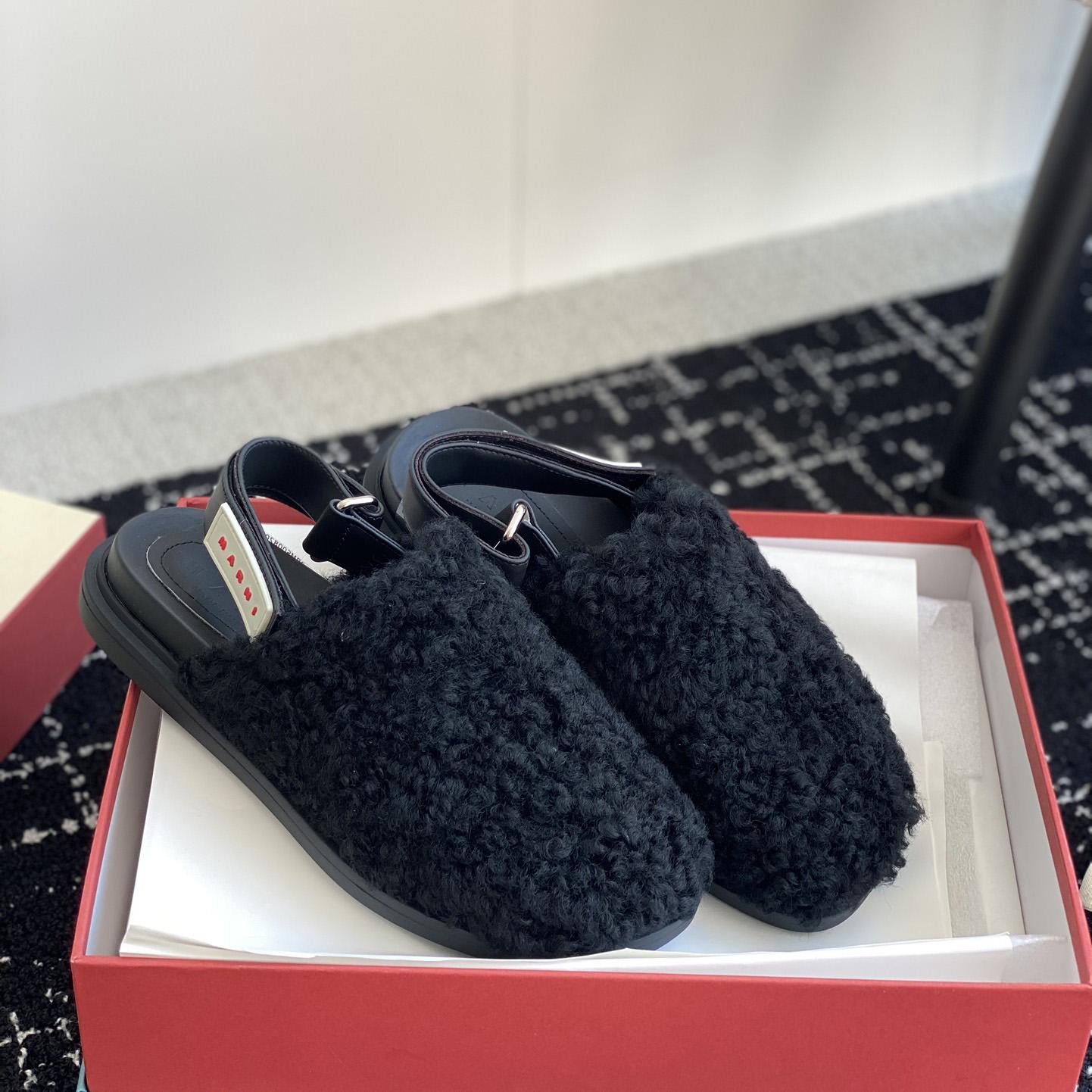Sabot aus schwarzem Lammfell von Marni - EUR FASHION