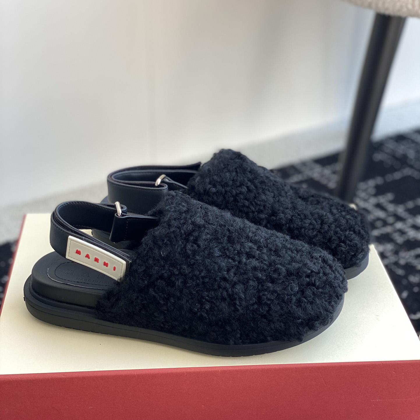 Sabot aus schwarzem Lammfell von Marni - EUR FASHION