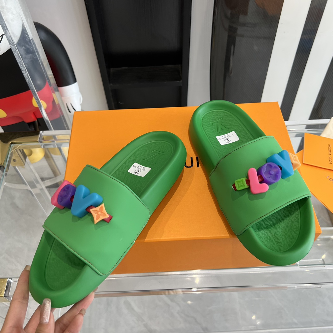 Flache, bequeme Mule-Sandalen „Pool Pillow“ von Louis Vuitton - EUR FASHION