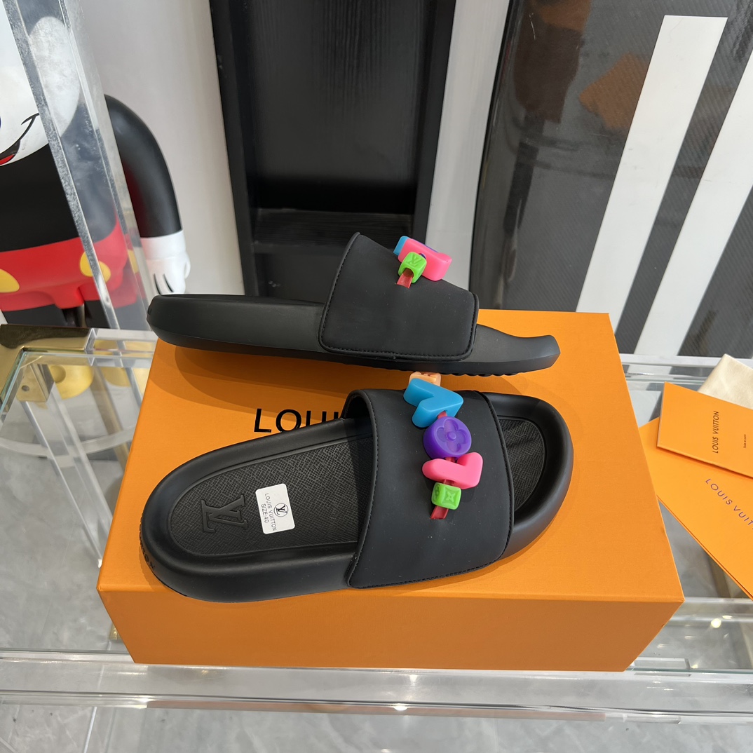 Flache, bequeme Mule-Sandalen „Pool Pillow“ von Louis Vuitton - EUR FASHION