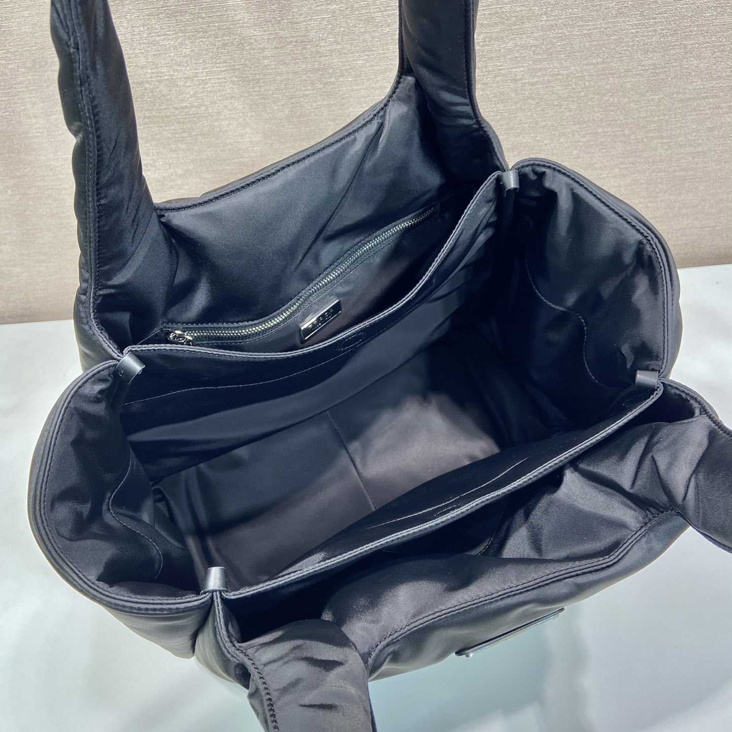 Große gepolsterte Prada-Einkaufstasche aus Re-Nylon - EUR FASHION