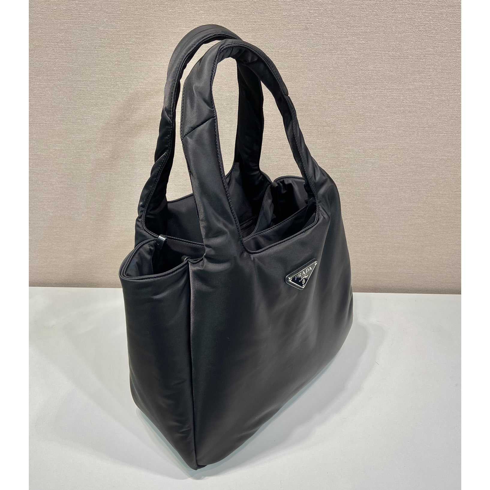 Große gepolsterte Prada-Einkaufstasche aus Re-Nylon - EUR FASHION