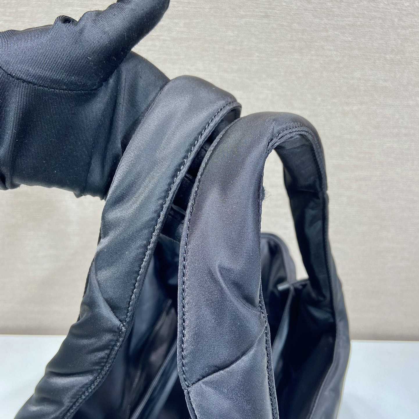 Große gepolsterte Prada-Einkaufstasche aus Re-Nylon - EUR FASHION
