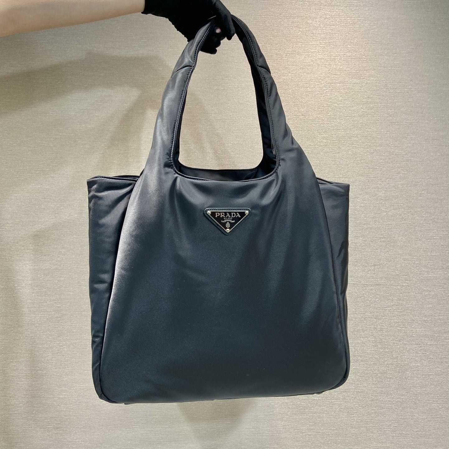 Große gepolsterte Prada-Einkaufstasche aus Re-Nylon - EUR FASHION