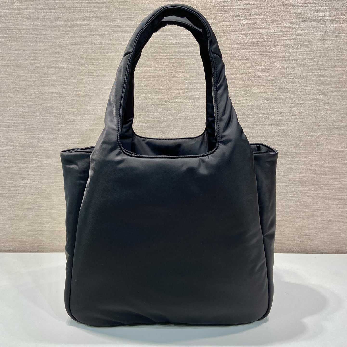Große gepolsterte Prada-Einkaufstasche aus Re-Nylon - EUR FASHION
