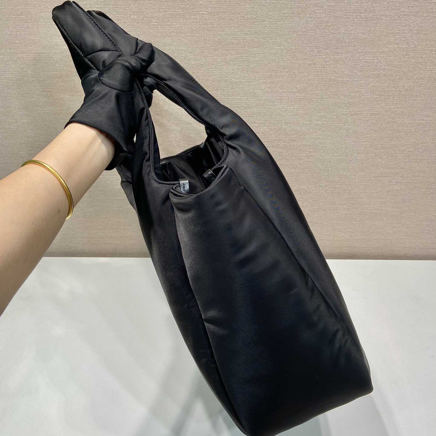 Große gepolsterte Prada-Einkaufstasche aus Re-Nylon - EUR FASHION