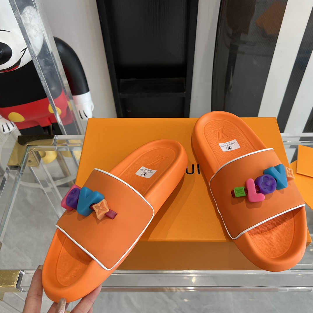 Flache, bequeme Mule-Sandalen „Pool Pillow“ von Louis Vuitton - EUR FASHION