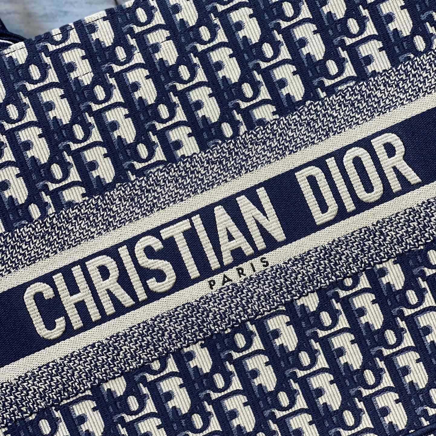 Mittlere Dior-Buchtasche von Dior - EUR FASHION