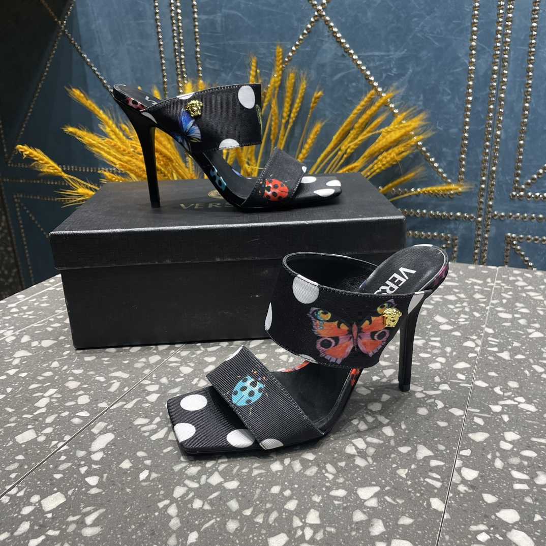 Versace Butterflys Canvas-Pantoletten mit hohem Absatz - EUR FASHION