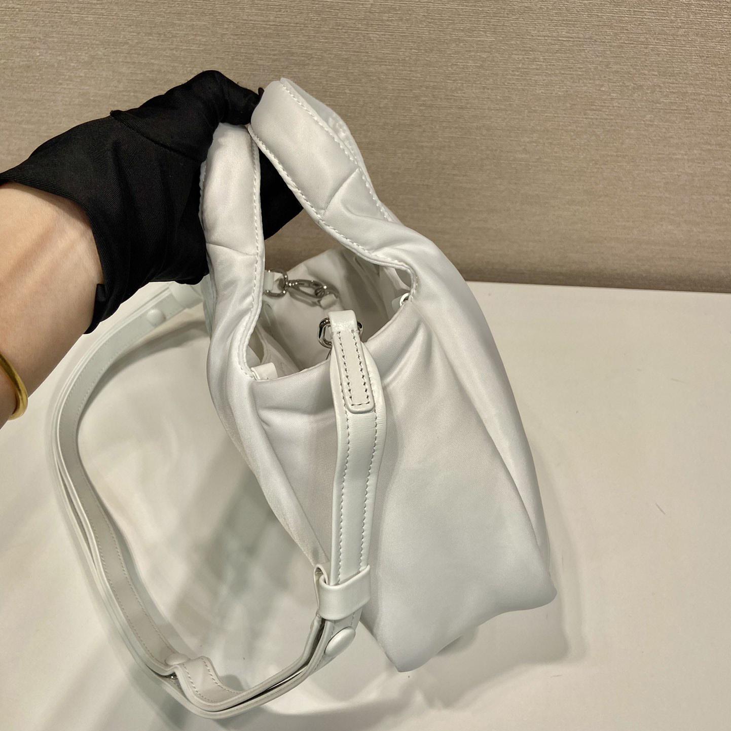 Prada Minitasche aus weich gepolstertem Re-Nylon - EUR FASHION