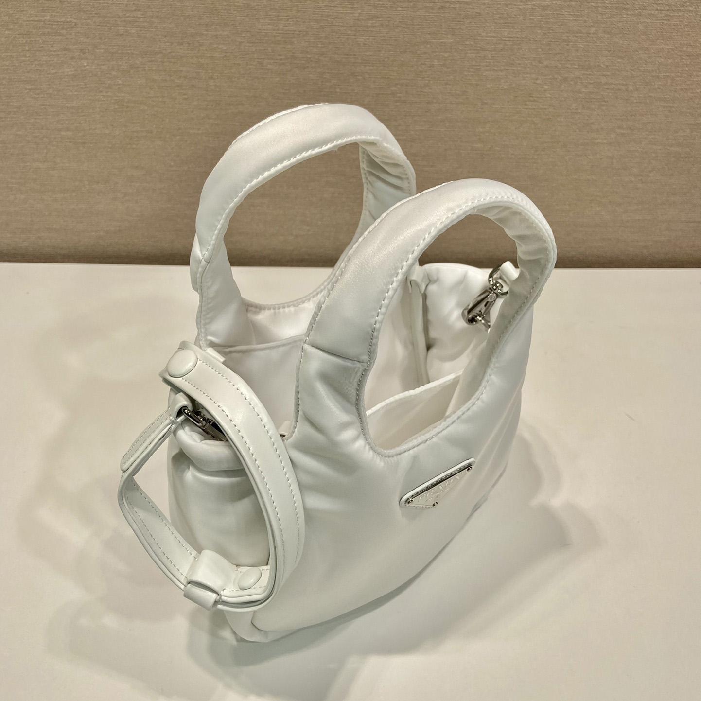 Prada Minitasche aus weich gepolstertem Re-Nylon - EUR FASHION