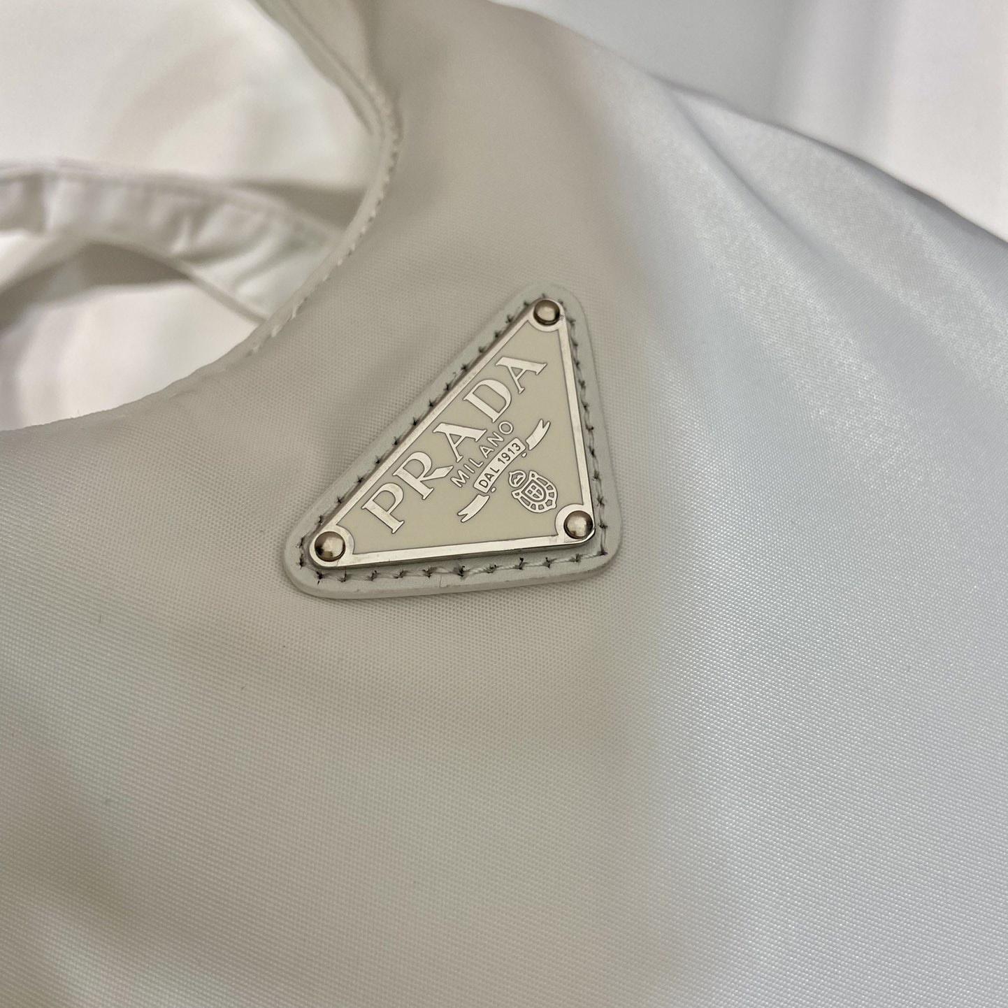 Prada Minitasche aus weich gepolstertem Re-Nylon - EUR FASHION