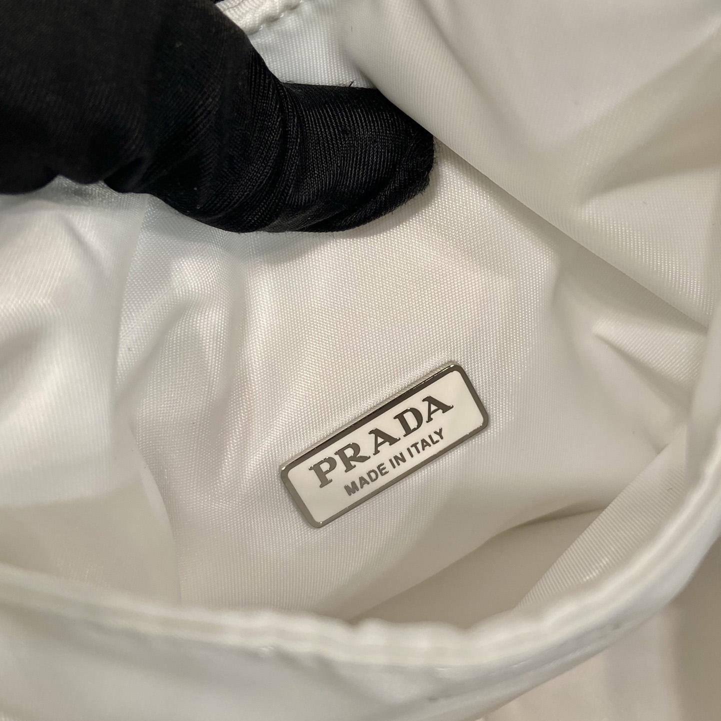 Prada Minitasche aus weich gepolstertem Re-Nylon - EUR FASHION